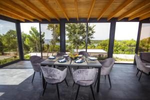 comedor con mesa y sillas en KastHouse Luxury mobile home Anika, en Mali Lošinj