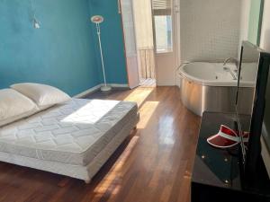 a bedroom with a bed and a bath tub at Sublime 3 pièces Hyper Centre Ville de Nice in Nice