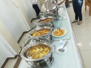 un buffet con varios platos de comida en una mesa en Minorai Kalon Boutique Hotel, en Bukhara