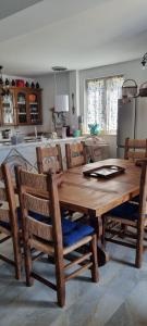 a wooden table and chairs in a kitchen at Villa Karla B&B in Veli Iž