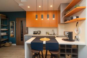 une cuisine avec un comptoir bleu et blanc dans l'établissement Heart of Sofia Studio, à Sofia 3 autres photos