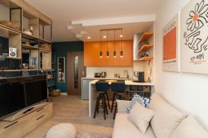 un salon avec un canapé et une cuisine dans l'établissement Heart of Sofia Studio, à Sofia 3 autres photos
