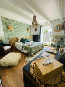 - une chambre avec un lit et un salon dans l'établissement Chez TROTRO, à Saint-Pierre-de-Plesguen