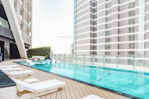Bazén v ubytování Waves Holiday Homes - Chic Studio With Balcony Overlooking City Views nebo v jeho okolí