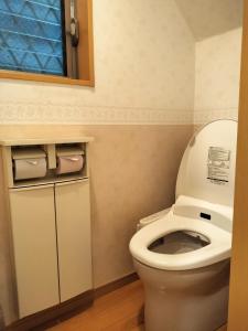 uma casa de banho com um WC com tampa para cima em 江戸川House（小岩车站400米一户建） em Tóquio