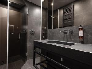 y baño con lavabo grande y ducha. en Art Suites Boutique Hotel - Krakow Center, en Cracovia