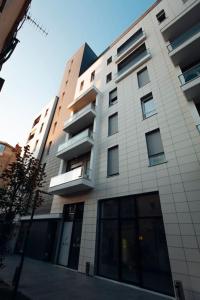 un edificio blanco alto con muchas ventanas en The perfect apartment in Tirana!, en Tirana