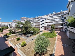 un edificio de apartamentos con patio y árboles en TraMonti Apartments Pescara, en Pescara