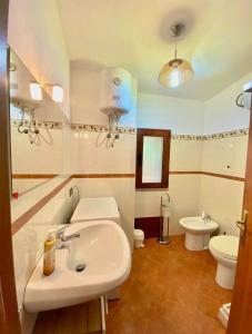 カルデードゥにあるcasa vacanze Ogliastraのバスルーム(洗面台、トイレ付)
