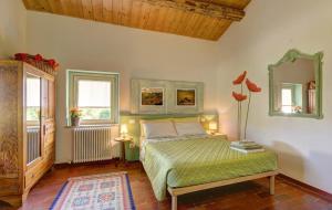 een slaapkamer met een bed en 2 ramen en een spiegel bij B&B Campodisole in Osimo