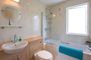 a bathroom with a sink and a toilet and a bath tub at The Landings 18, Waters Reach - P in South Cerney +31 photos
