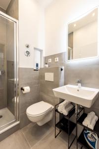 W łazience znajduje się umywalka, toaleta i prysznic. w obiekcie Super zentral I Frisch renoviert w mieście Bochum