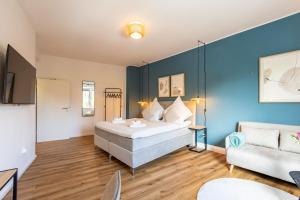 sypialnia z łóżkiem i kanapą w obiekcie Super zentral I Frisch renoviert w mieście Bochum