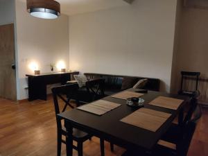 ein Esszimmer mit einem Tisch und einem Sofa in der Unterkunft Appartement - Paris - Champagne - Disney - Campagne - Familles 