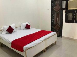 Tempat tidur dalam kamar di SPOT ON Boby Residency