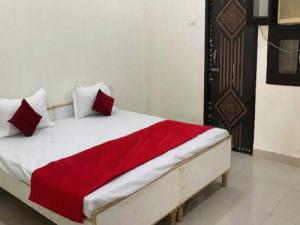 Tempat tidur dalam kamar di SPOT ON Boby Residency
