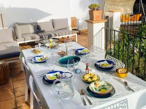 une table blanche avec des assiettes de nourriture dans l'établissement Casa estrella, à Begur