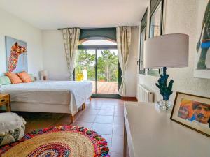 - une chambre avec un lit et une vue sur une terrasse dans l'établissement Casa estrella, à Begur