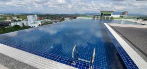 een zwembad op het dak van een gebouw bij Lovely Kozi Square comfort Studio Home 3B in Kuching