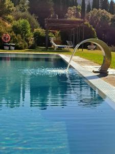 una fuente de agua en una piscina en Fattoria di Maiano en Fiesole