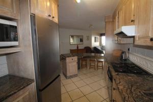 une cuisine avec un réfrigérateur en acier inoxydable et des armoires en bois dans l'établissement Rondevoux 29, à Margate