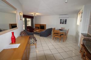 cocina y sala de estar con mesa y sillas en Rondevoux 29 en Margate