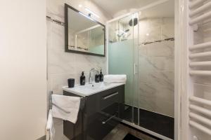 ein Bad mit einem Waschbecken und einer Dusche in der Unterkunft Coeur de Provence - Appt climatisé in Draguignan