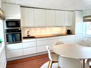 Virtuve vai virtuves zona naktsmītnē NorSpan Lodge - Lofoten with Seaview