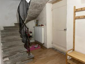 einen Flur mit einer Treppe und einer Tür in der Unterkunft Perle de lune in Billom