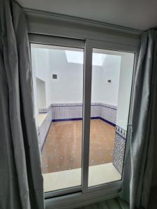 una puerta corredera de cristal con vistas a una habitación en SUITE LUIS DE GONGORA, en Córdoba