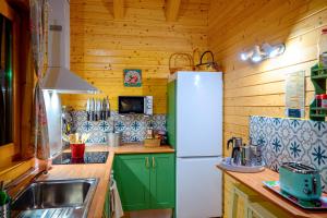 A kitchen or kitchenette at Madera y Miel Casa Rural con niños en Puy du Fou Még 37 kép