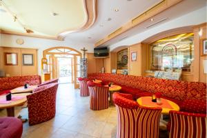 A seating area at Berg & SPA Hotel Urslauerhof