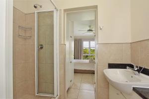 Et badeværelse på Caribbean Estates Holiday Resort + 4 billeder