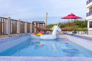 The swimming pool at or close to Penghu Swing Sea Homestay