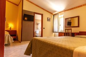 Postel nebo postele na pokoji v ubytování Hotel Dei Pini + 37 fotografií