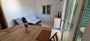 a living room with a table and a couch at Sunset Apartment in Sevid