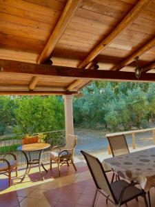 カルデードゥにあるcasa vacanze Ogliastraの木製の天井が特徴のパティオ(テーブル、椅子付)