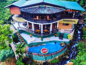 una vista aérea de una casa con piscina en Dolagawa, en Deniyaya