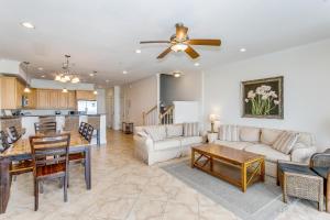 Χώρος καθιστικού στο 445 Fort Pickens Rd