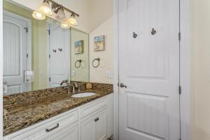 Ένα μπάνιο στο 479 Fort Pickens Rd. +48 φωτογραφίες