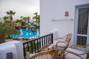 un balcone con sedie, una piscina e un resort di Delta sharm resort a Sharm El Sheikh