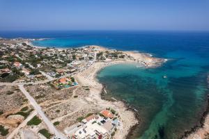 una vista aérea de una playa y el océano en Villa Amina, en La Canea