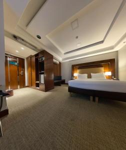 a large room with a bed in a hotel at اقامة بلس ميرا هاوس in Baljurashi