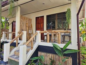 Casa con porche con puerta de madera en The Mellow Mango en Ko Lanta