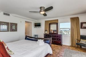 1 dormitorio con 1 cama y ventilador de techo en 804E Regency Towers en Pensacola Beach