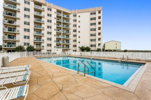 una piscina frente a un gran edificio de apartamentos en 804E Regency Towers en Pensacola Beach