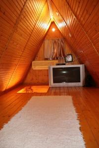 - un salon avec une télévision dans une tente dans l'établissement Ibituba Vendéglak, à Bogács