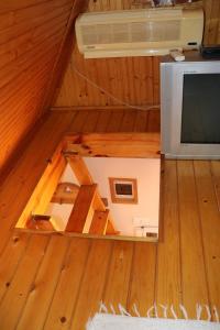 Cette petite chambre mansardée dispose d'une télévision à l'étage. dans l'établissement Ibituba Vendéglak, à Bogács