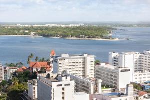 una vista aerea di una città e di un corpo idrico di Four Points by Sheraton Dar es Salaam New Africa a Dar es Salaam