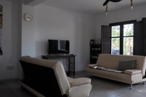 ein Wohnzimmer mit 2 Stühlen und einem TV in der Unterkunft Apartment Isabel in Sorbas